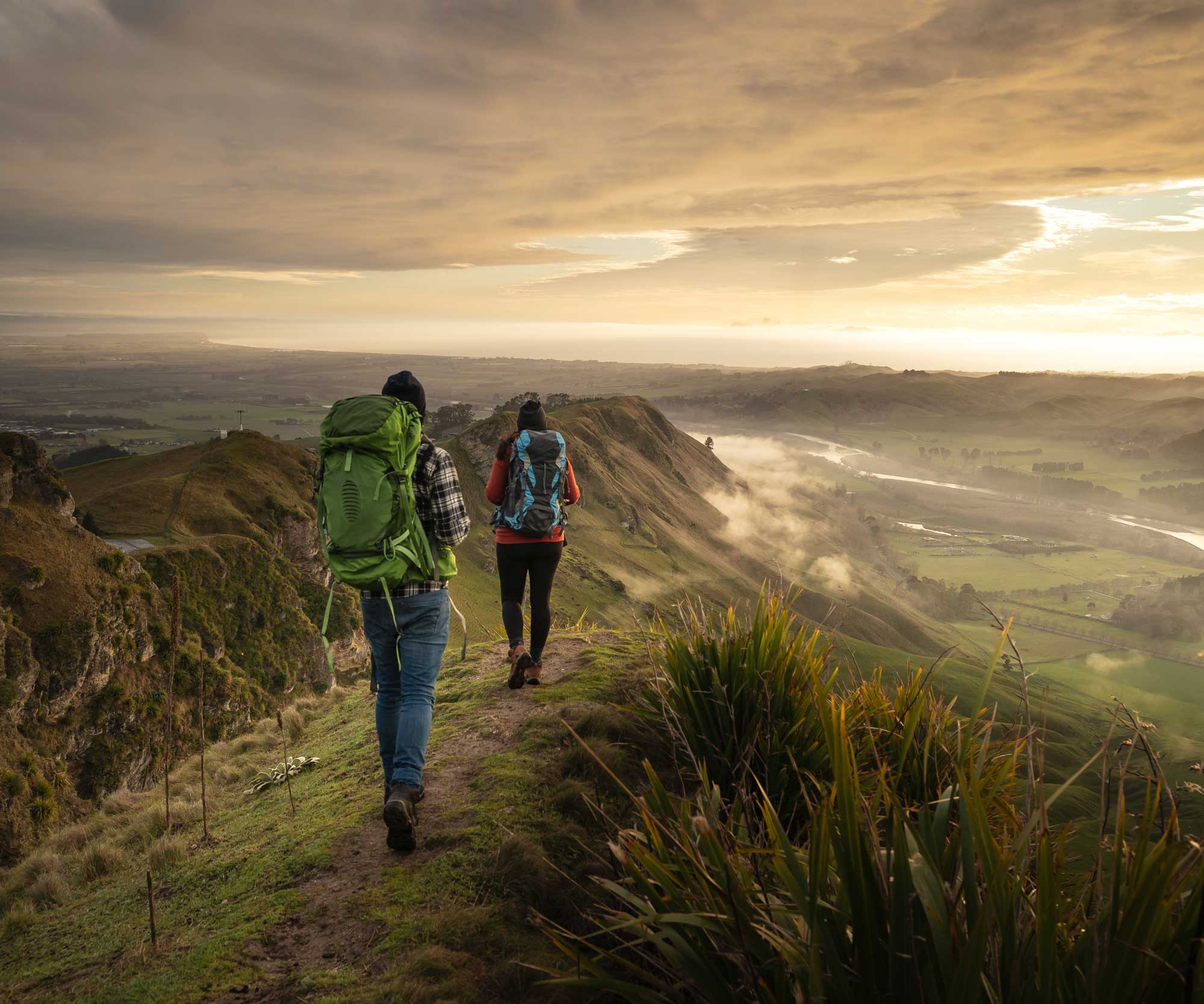 2 budget travellers hiking 